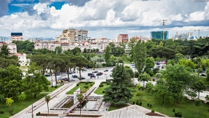 Tirana - kaldrma i blistavi neboderi