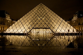 Piramida ispred Luvra (Pariz)